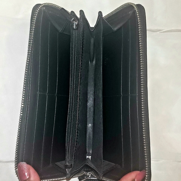 Gucci Black Guccissima Ziparound Leather Wallet - Picture 6 of 8